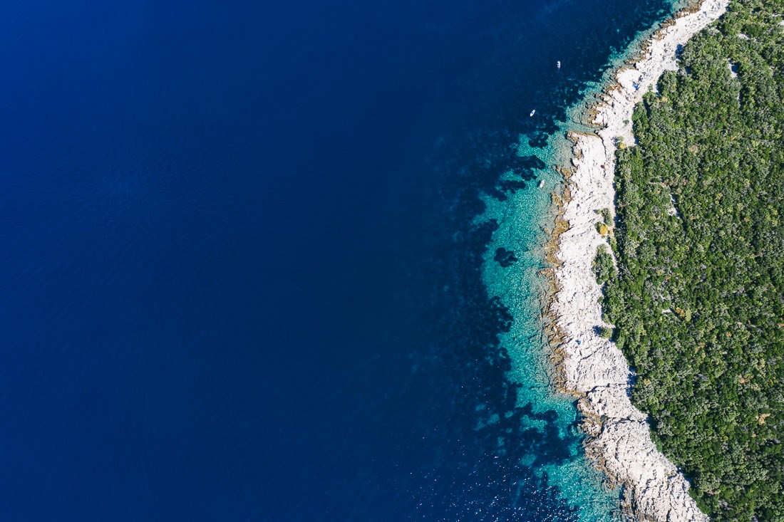 001 kroatien meer kueste drohne - Kroatiens Mittelmeerküste