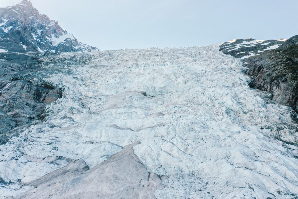 004 mont blanc gletscher drohne luftaufnahme 1024x682 - Die atemberaubende Schönheit des Mont Blanc Gletschers aus der Vogelperspektive