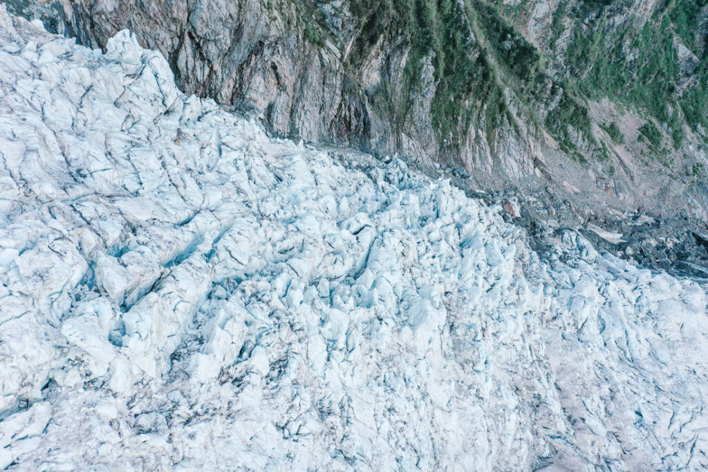 005 mont blanc gletscher drohne luftaufnahme 1024x682 - Die atemberaubende Schönheit des Mont Blanc Gletschers aus der Vogelperspektive