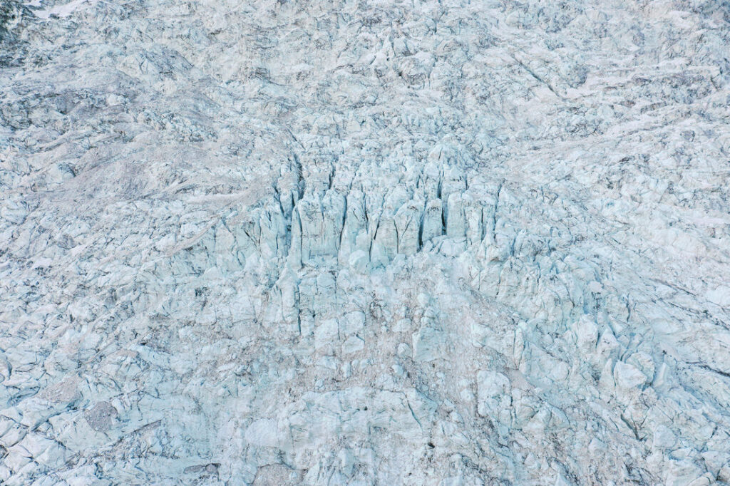 008 mont blanc gletscher drohne luftaufnahme 1024x682 - Die atemberaubende Schönheit des Mont Blanc Gletschers aus der Vogelperspektive