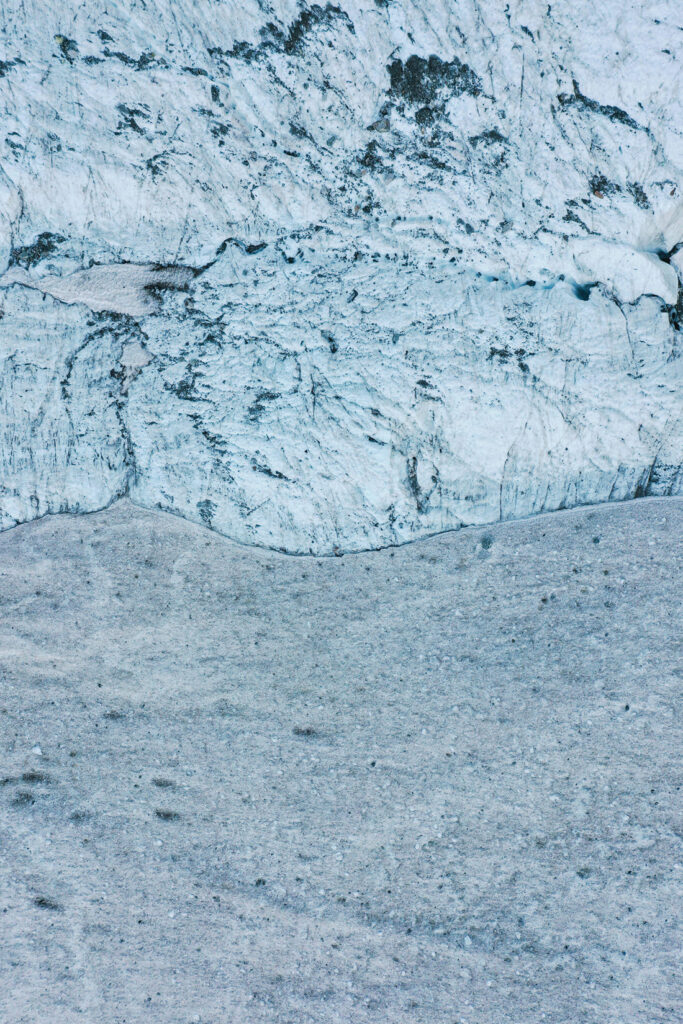 012 mont blanc gletscher drohne luftaufnahme 683x1024 - Die atemberaubende Schönheit des Mont Blanc Gletschers aus der Vogelperspektive