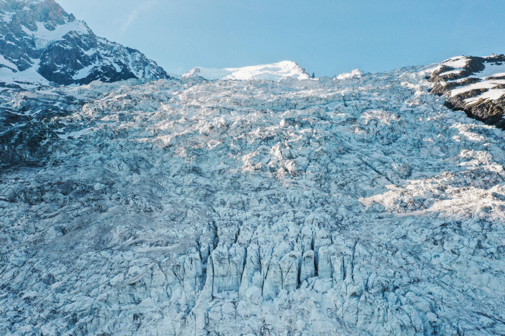 015 mont blanc gletscher drohne luftaufnahme 1024x682 - Die atemberaubende Schönheit des Mont Blanc Gletschers aus der Vogelperspektive