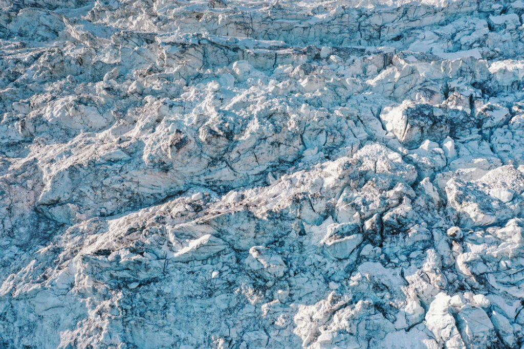 016 mont blanc gletscher drohne luftaufnahme 1024x682 - Die atemberaubende Schönheit des Mont Blanc Gletschers aus der Vogelperspektive