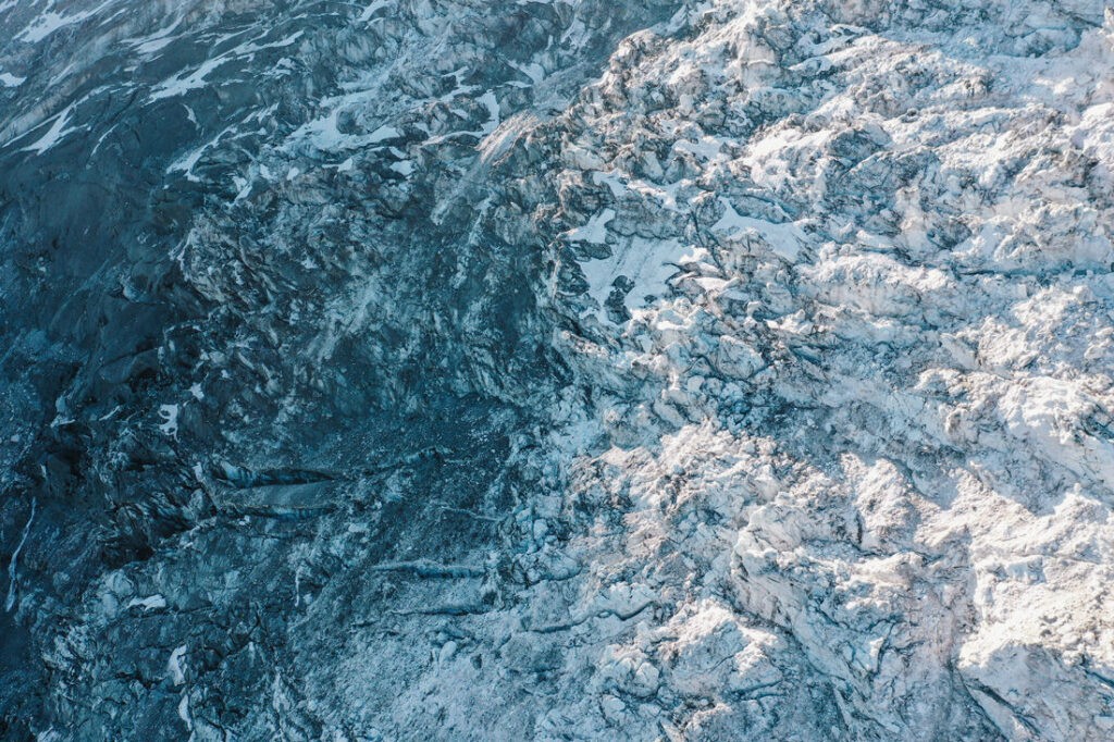 018 mont blanc gletscher drohne luftaufnahme 1024x682 - Die atemberaubende Schönheit des Mont Blanc Gletschers aus der Vogelperspektive