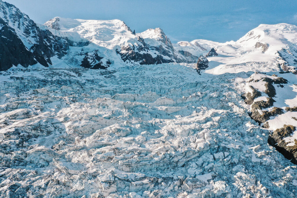 020 mont blanc gletscher drohne luftaufnahme 1024x682 - Die atemberaubende Schönheit des Mont Blanc Gletschers aus der Vogelperspektive