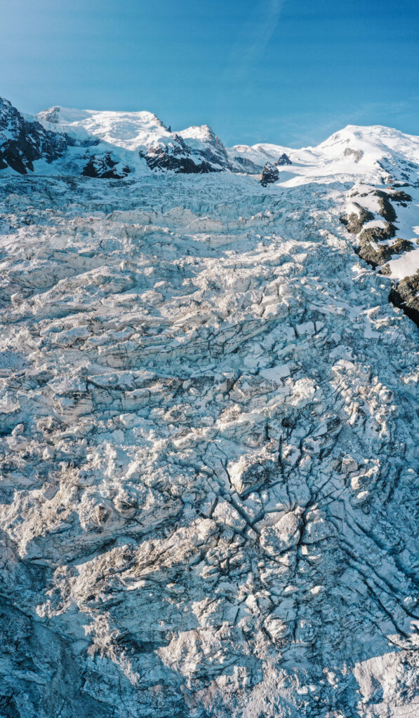 022 mont blanc gletscher drohne luftaufnahme 597x1024 - Die atemberaubende Schönheit des Mont Blanc Gletschers aus der Vogelperspektive